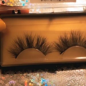 Lashing around boutique “The best Minks to blink”